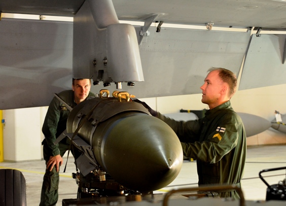 Ohjattavaa JDAM-pommia asennetaan Hornetin siipiripustimeen