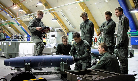 Reserviläiset harjoittelemassa JDAM-pommin käsittelyä