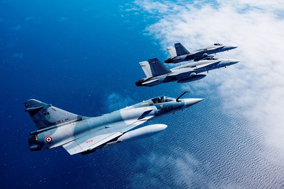 Hornet-monitoimihävittäjiä ja Ranskan ilmavoimien Mirage-hävittäjä