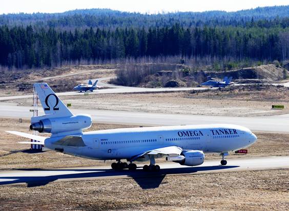 KDC-10 -tankkauskone ja Horneteja