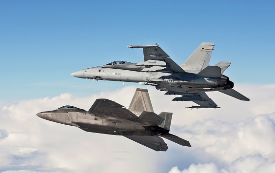 F/A-18 Hornet ja F-22 Raptor