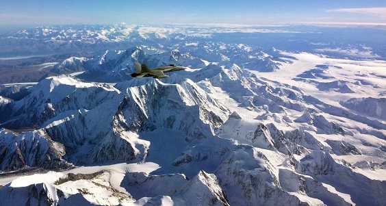 Hornet vuoriston yllä Alaskassa