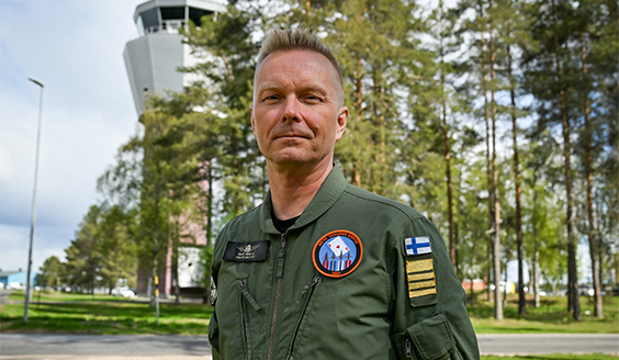 Eversti Tommi Heikkala Luulajan tukikohdassa ACE 23 -harjoituksen aikana.