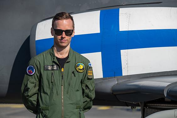 Kapteeni Petteri Wahlgren Hawkin vieressä.