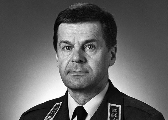 Mustavalkoinen henkilökuva kenraaliluutnantti evp. Heikki Nikusesta.