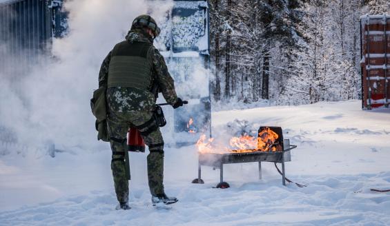 Yksikön henkilöstö harjoittelee ensisammutustaitoja.