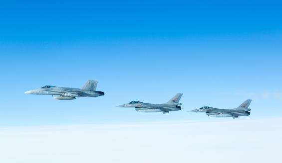 Suomen Hornet ja Norjan kaksi F-16 -hävittäjää ilmassa