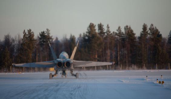 Hornet-monitoimihävittäjä rullaa lumisessa maisemassa Oulunsalon tukikohdassa.