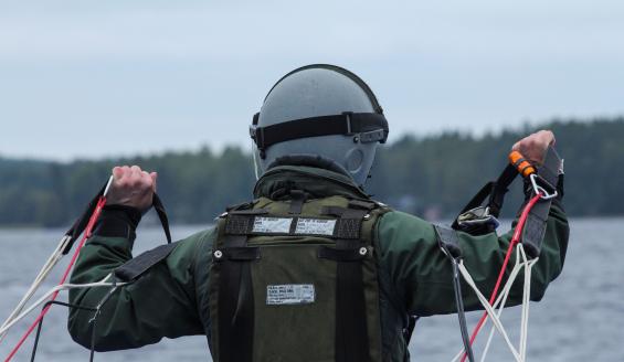 Ohjaaja odottaa, että vetovarjo nostaa hänet korkeuksiin.