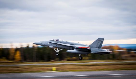 F/A-18 Hornet -monitoimihävittäjä nousukiidossa