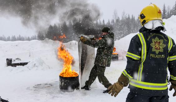 Tulen sammuttaminen peitteen avulla