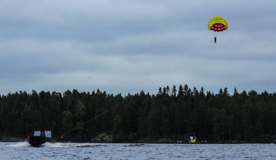 Vene vetää hinausvarjoa korkealla ilmassa.