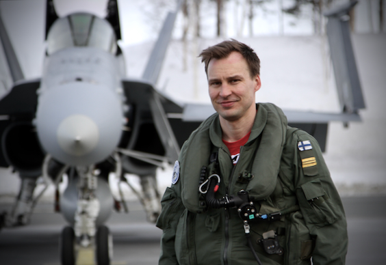 Hornet-esityslentäjä kapteeni Aleksi Ritvos