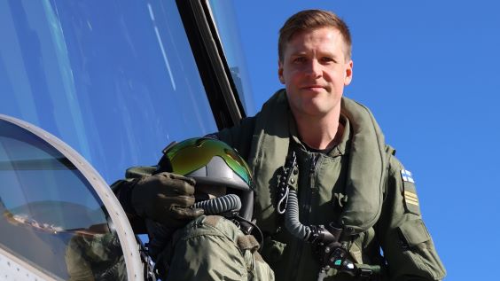 Hornet-esityslentäjä kapteeni Ville Tuomainen