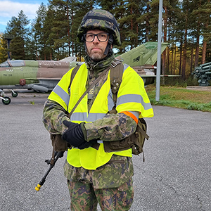 Reserviläinen Hannu armeijavaatetuksessa liikenteenohjauksessa.