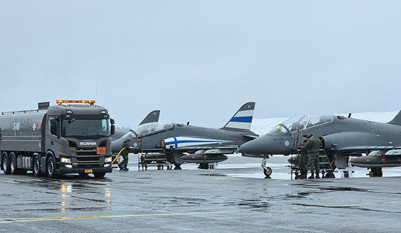 Lentokonetankkiauto ja kaksi Hawk-suihkuharjoituskonetta asematasolla maassa talvella