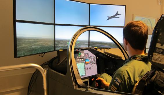 Lentäjä harjoittelemassa sisätiloihin rakennetulla Hawk-simulaattorilla.