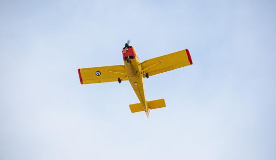 Keltainen Saab Safari -potkurikone lentää yksin taivaalla.