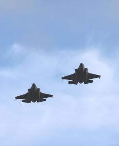 Kaksi norjalaista F-35-hävittäjää lentävät lähekkäin sinisellä taivaalla.