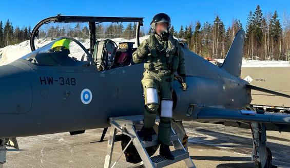 Norjalainen lento-oppilas astelee tikkaita alas Hawk-suihkuharjoituskoneen ohjaamosta ja näyttää hyvän fiiliksen käsimerkkiä. 
