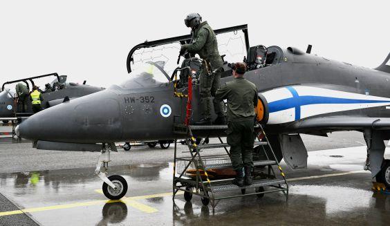 Norjalainen lento-oppilas on astumassa tikkailta Hawk-suihkuharjoituskoneen ohjaamoon. 