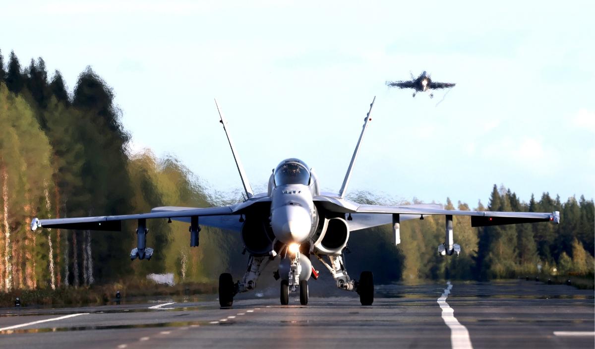 F/A-18 Hornet-jaktplan har landat på reservlandningsplatsen.