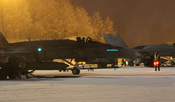 F/A-18 Hornet platalla yölentoharjoituksessa