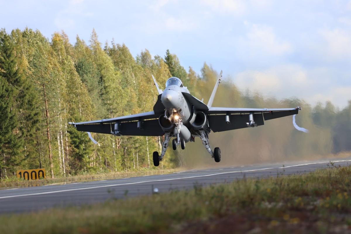 Ilmavoimien Hornet-hävittäjä laskeutumassa Tervon maantietukikohtaan.