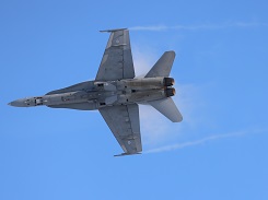 Kairinen harjoittelemassa F/A-18 Hornet-hävittäjällä kotitukikohdassa.