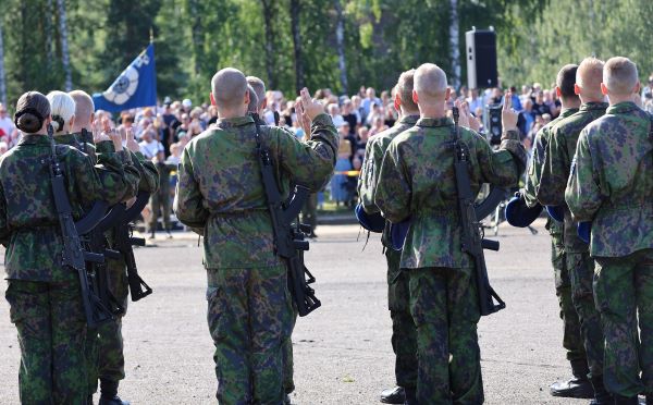 Alokkaat vannomassa sotilasvalaa aseet ollalla, ilman lakkia.