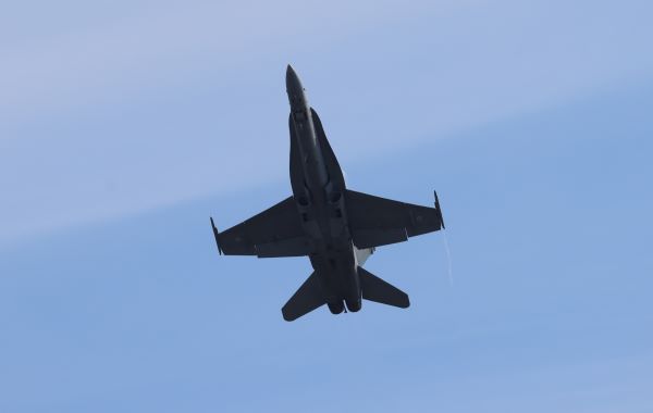 Hornet-hävittäjä lentää ilmassa.