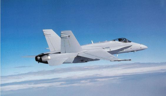 Ilmavoimien Hornet-hävittäjä HN-401 lentää sinisellä taivaalla.