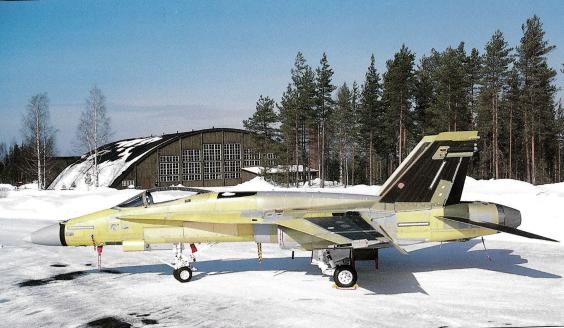 Ilmavoimien Hornet-hävittäjä HN-401 kirkkaassa talvisäässä hallista ulos tuotuna. Koneen pinta on loppukokoonpanon jälkeen vielä ilman maalia ja tunnuksia.