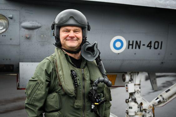 Ilmavoimien komentaja, kenraalimajuri Juha-Pekka Keränen taustallaan HN-401.