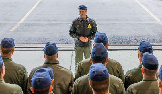 Everstiluutnantti Lasse Louhela puhuu rivimuodostelmassa seisovan sotilasjoukon edessä. 