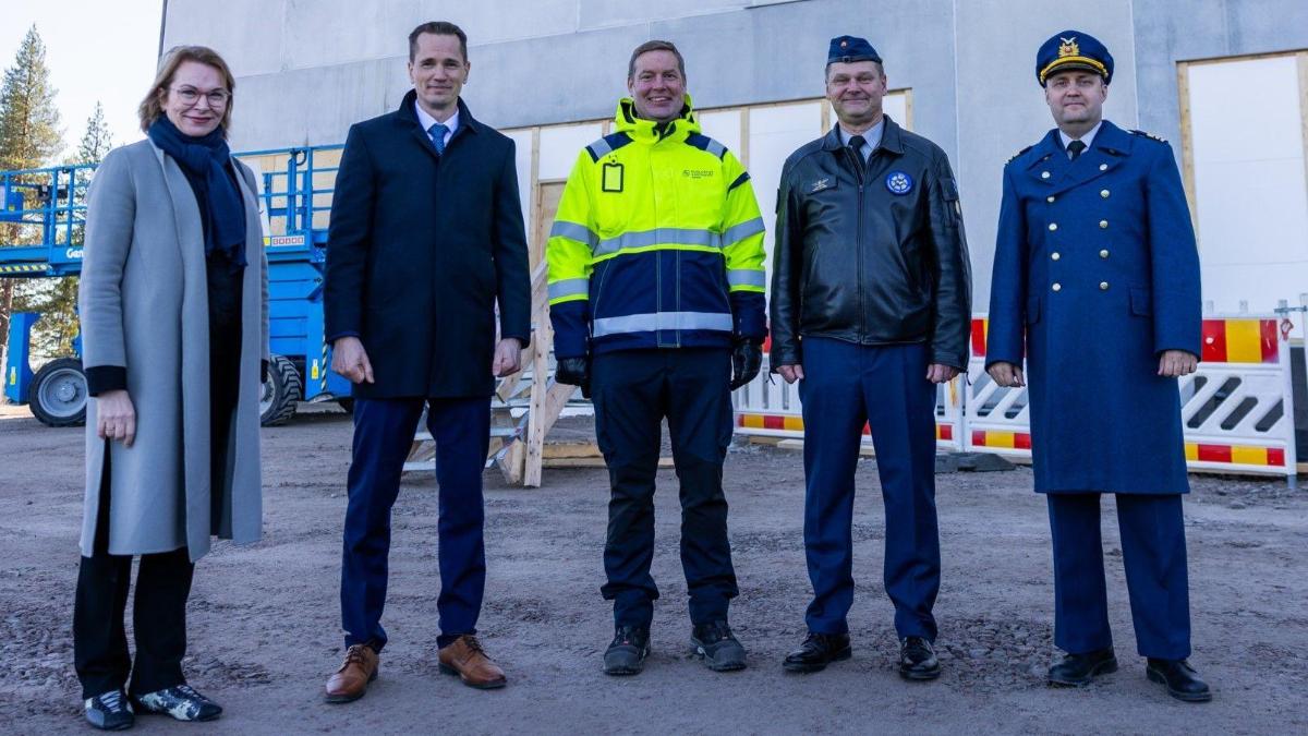 Yhteiskuva, jossa rivissä Rovaniemen kaupunginjohtaja Ulla-Kirsikka Vainio, F-35-hankejohtaja eversti evp. Henrik Elo, Puolustuskiinteistöjen toimitusjohtaja Matias Warsta, Ilmavoimien komentaja kenraalimajuri Juha-Pekka Keränen ja Lapin lennoston esikuntapäällikkö everstiluutnantti Petteri Puusa.