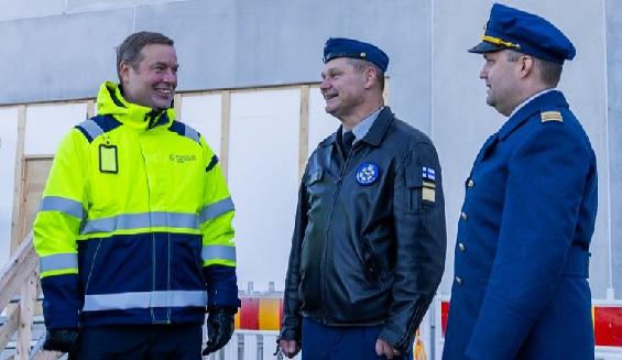 Kuvassa keskustelevat toisilleen hymyillen Puolustuskiinteistöjen toimitusjohtaja Matias Warsta, Ilmavoimien komentaja kenraalimajuri Juha-Pekka Keränen ja Lapin lennoston esikuntapäällikkö everstiluutnantti Petteri Puusa.