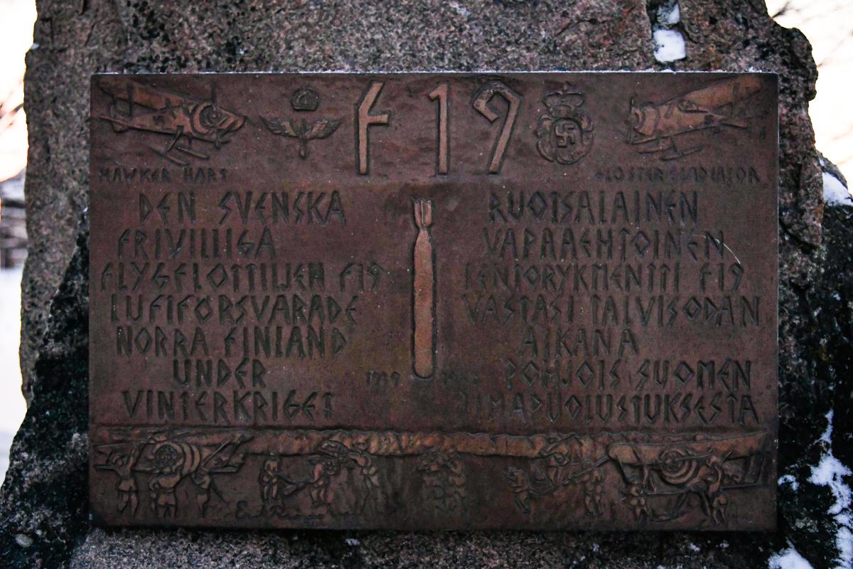 Lähikuva F 19 -muistomerkin tekstilaatasta.