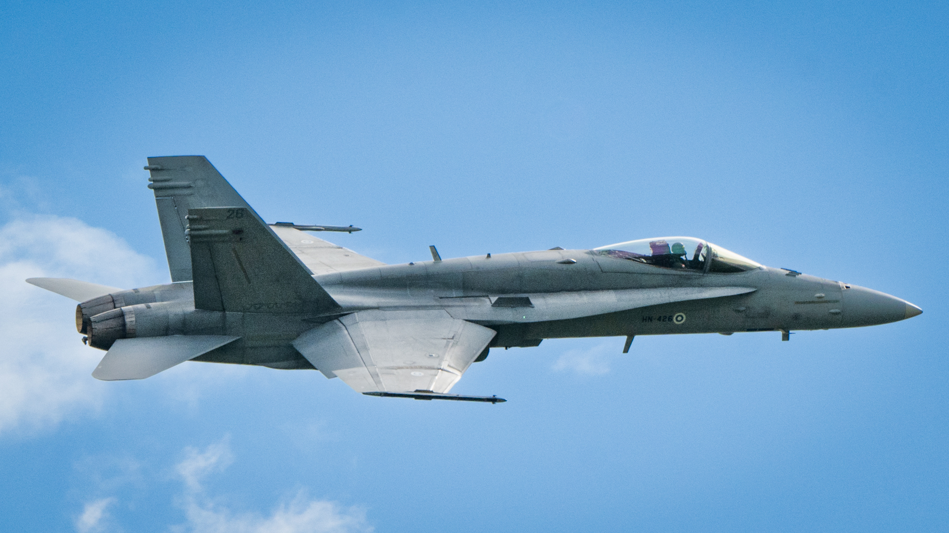 Ilmavoimien F/A-18 Hornet lentämässä.