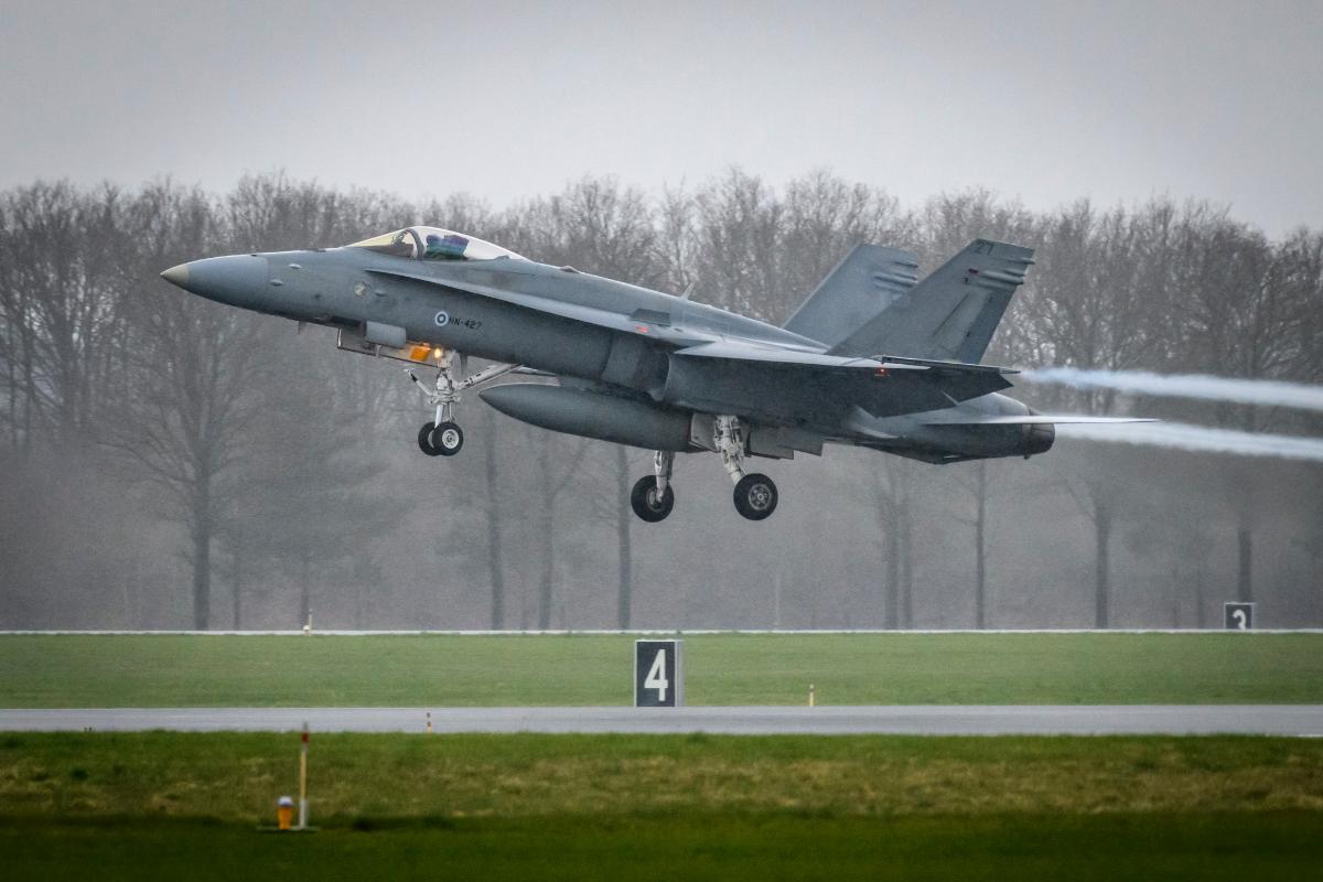 Suomalainen F/A-18 Hornet -hävittäjä Skrydstrupin tukikohdassa