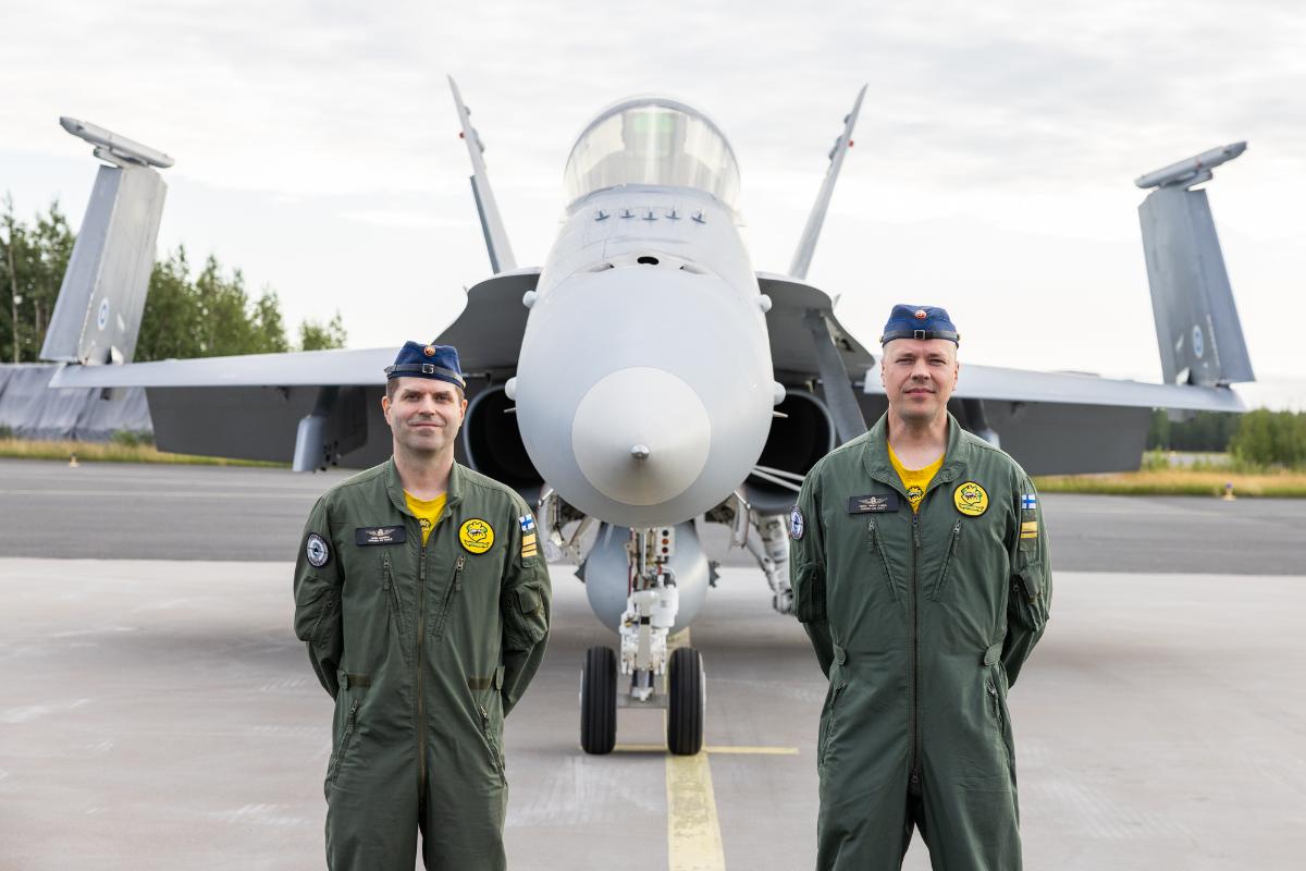 Everstiluutnantti Lasse Louhela ja majuri Pekka Kärnä seisovat Hornet-hävittäjän keulan edessä.