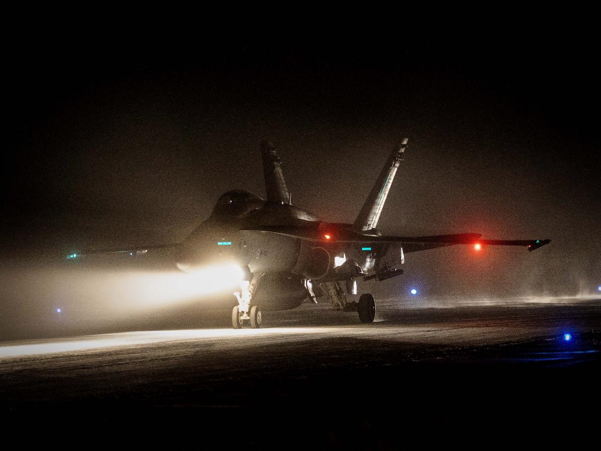 Hornet-hävittäjä rullaa pimeässä.