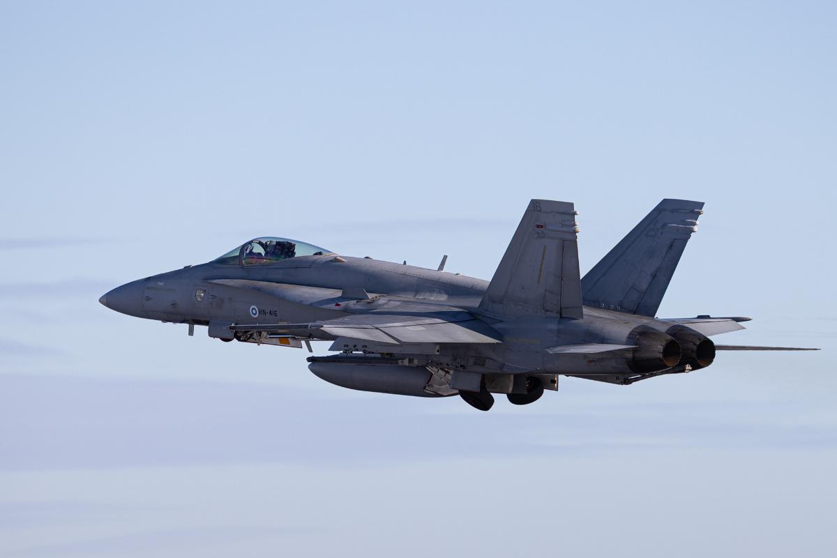 Hornet-hävittäjä ilmassa.