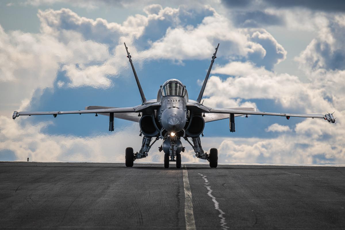 Hornet-hävittäjä edestäpäin kuvattuna rullaustiellä.