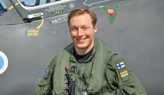 Kapteeni Tuomo Lilleberg Hawk-suihkuharjoituskoneen vieressä.
