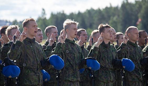 Ilmasotakoulun sotilasvala- ja vakuutustilaisuus Laukaan maanpuolustusjuhlassa Ilmasotakoulun sotilasvala- ja vakuutustilaisuus Laukaan maanpuolustusjuhlassa