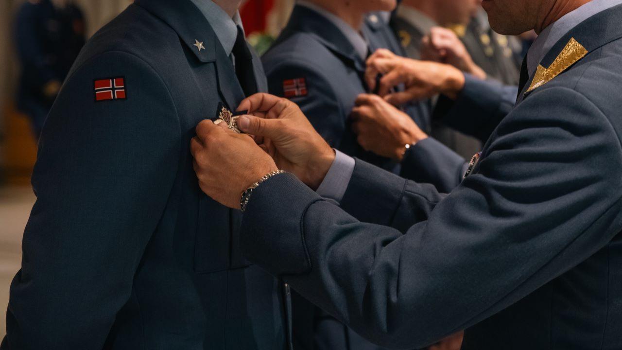 Three Norwegian student pilots graduated from the Air Force Academy in May 2025. The photo is from August 2024, when the Norwegians completed the Hawk 1 training phase, earning the Finnish Air Force pilot’s wings in addition to their Norwegian insignia. 