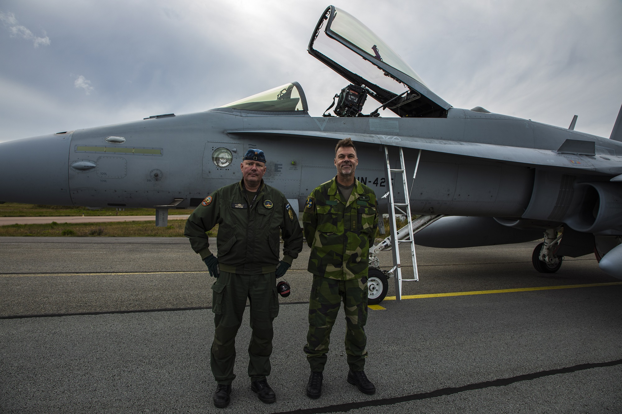 Sotilasmestari Veli-Matti Terämä ja vääpeli Peter Ruotsin ilmavoimista suomalaisen F/A-18 Hornet -hävittäjän edessä.