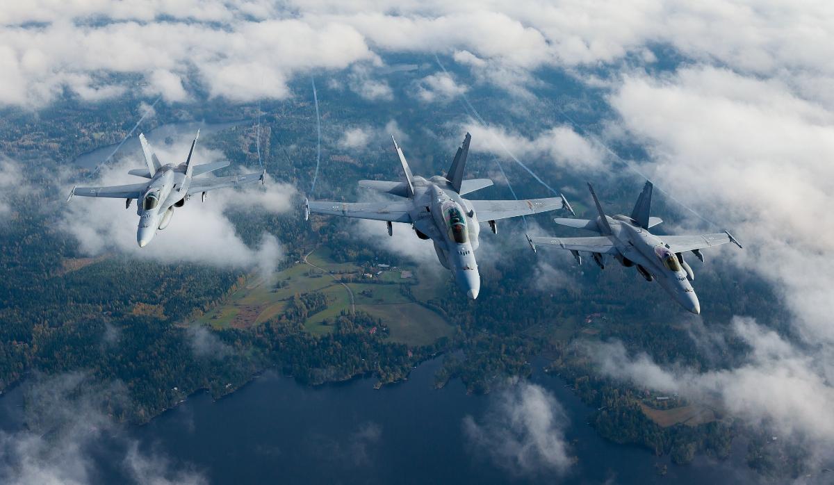 Kolme F/A-18 Hornet -hävittäjää