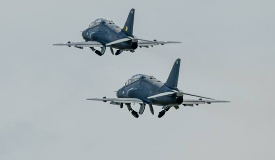 Kaksi Hawk -konetta taivaalla.